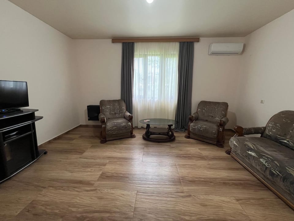 Communal lounge/ TV room, TV and multimedia, Living room, Seating area, Evening entertainment, air conditioner
