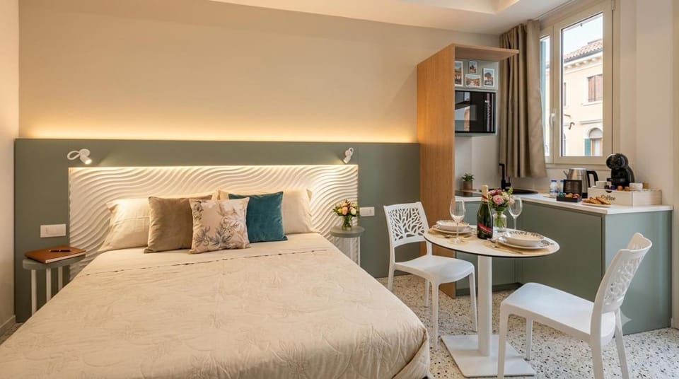 Bed, Living room, Photo of the whole room, Seating area, Dining area, Bedroom