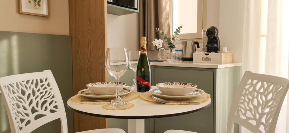 Kitchen or kitchenette, Dining area, Drinks, microwave, stove