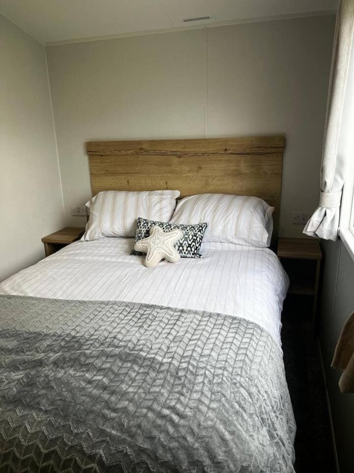Charlie's Lookout, spacious caravan - sleeps 6 Campground/ 
RV Resort in Filey