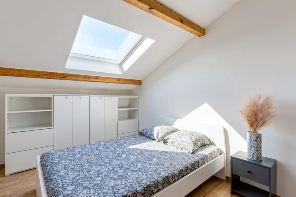 Bed, Photo of the whole room, Bedroom