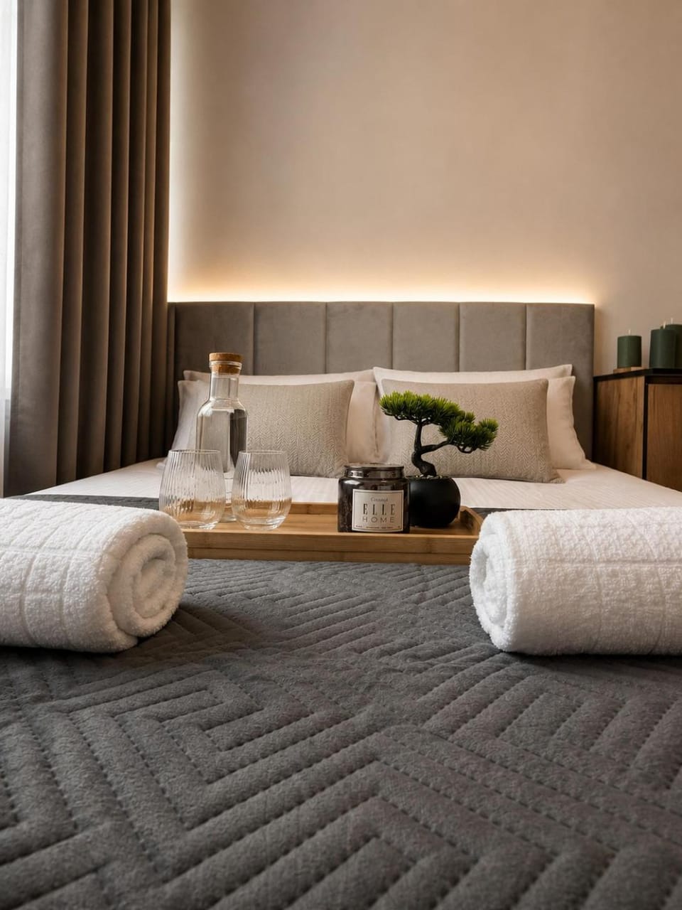 Bed, Bedroom, towels