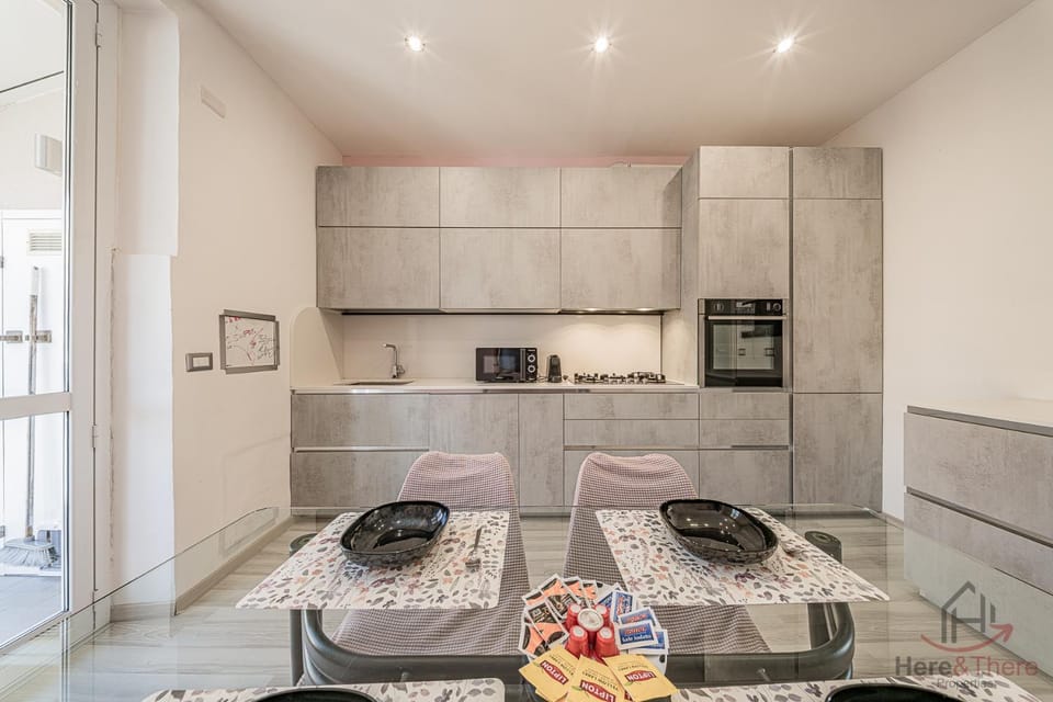 Kitchen or kitchenette, Dining area, oven, stove