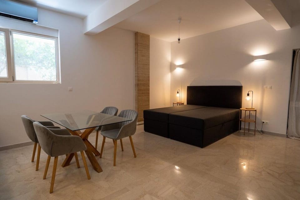 Bed, Dining area