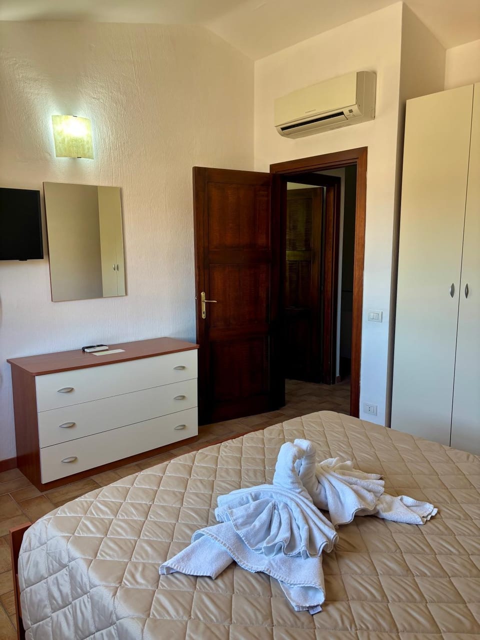 Bed, TV and multimedia, Photo of the whole room, Bedroom, towels, wardrobe, air conditioner