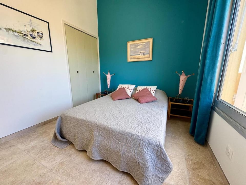 Apartment with sea view and pool at Pramousquier Apartment in Le Lavandou