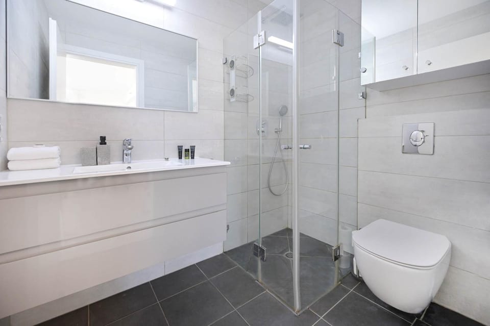 Shower, Toilet, Bathroom, towels