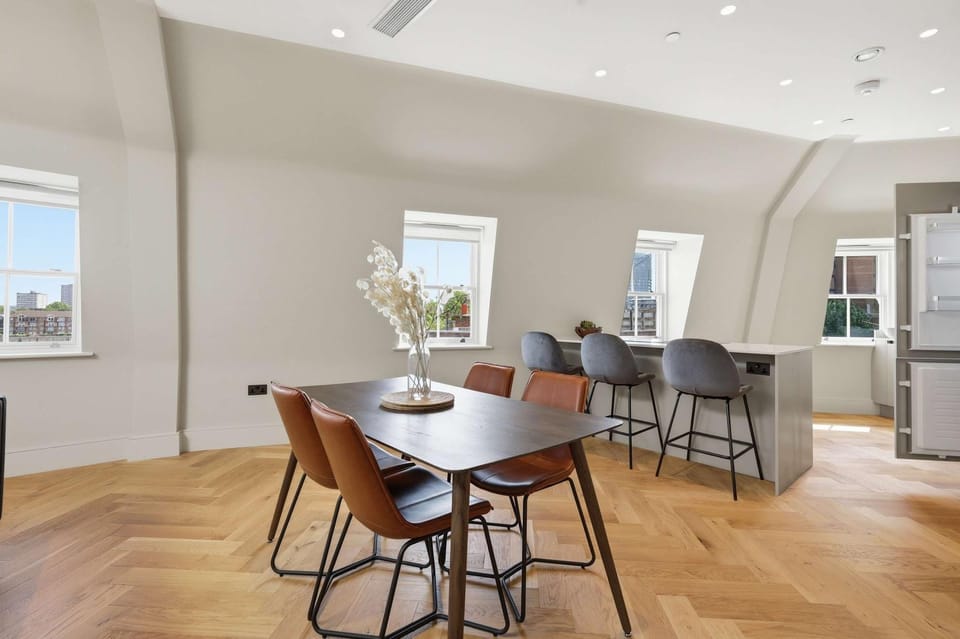 Penthouse Cheyne Mulberry l Luxury Chelsea Retreat with Thames View Apartment in London