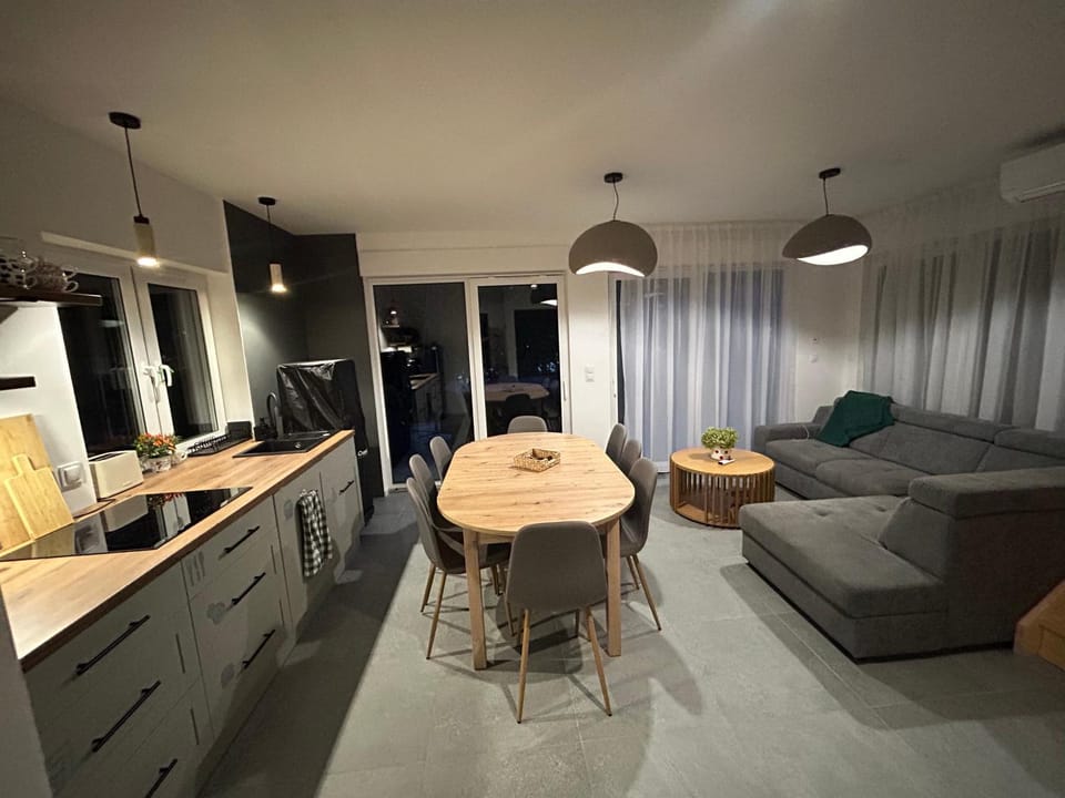 Kitchen or kitchenette, Living room, Seating area, Dining area