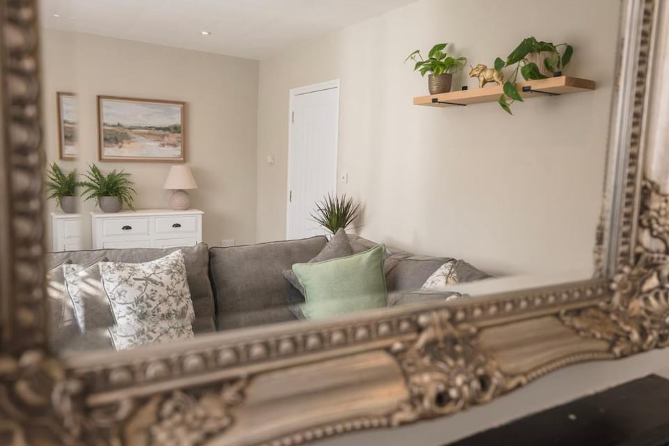 Stylish Victorian Maisonette next to Horsham Park Apartment in Horsham