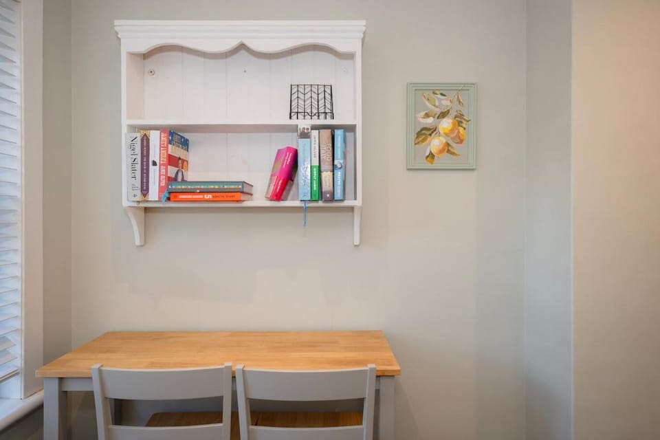 Stylish Victorian Maisonette next to Horsham Park Apartment in Horsham