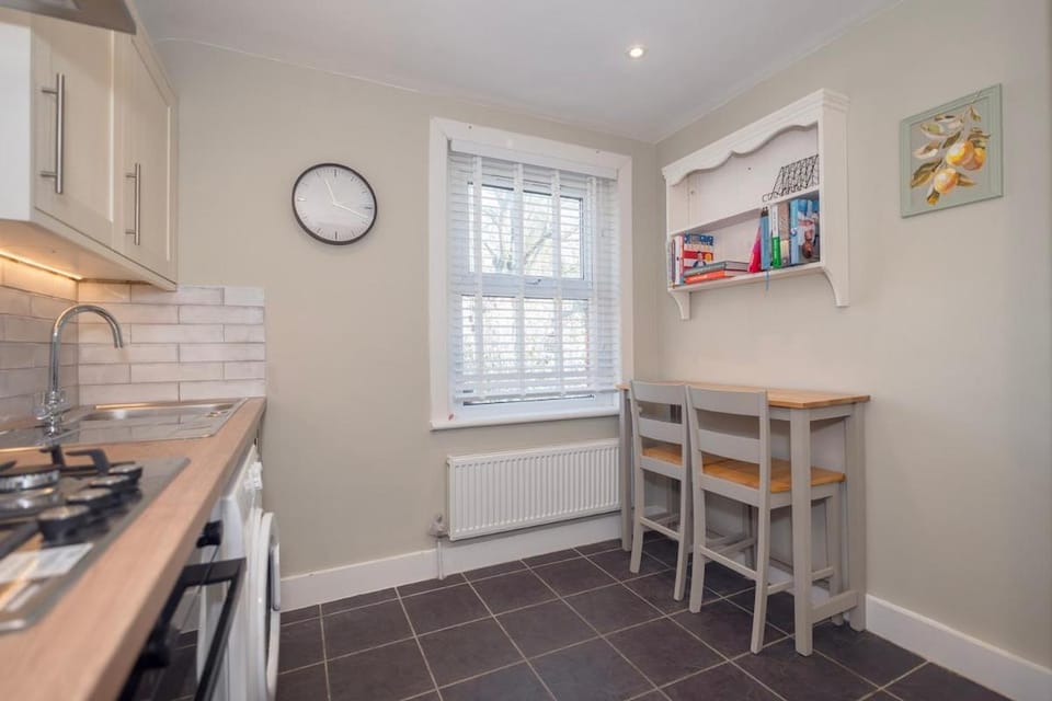 Stylish Victorian Maisonette next to Horsham Park Apartment in Horsham