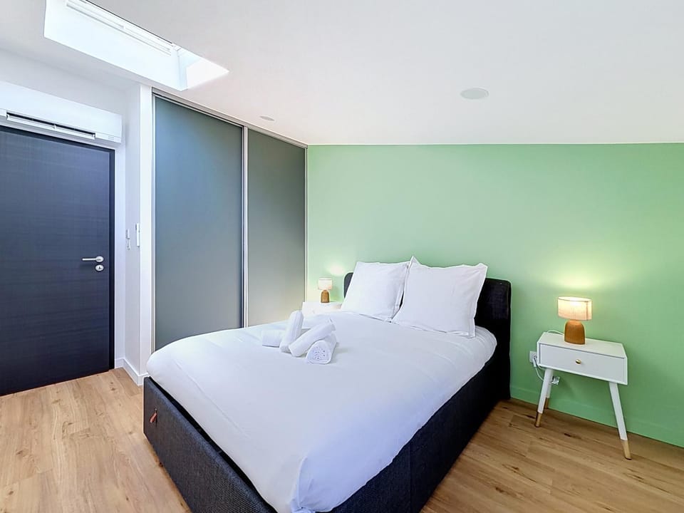 Photo of the whole room, Bedroom, air conditioner