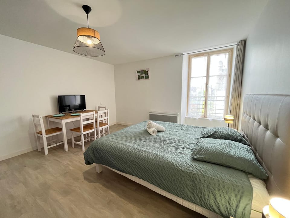 Bed, TV and multimedia, Photo of the whole room, Bedroom, towels