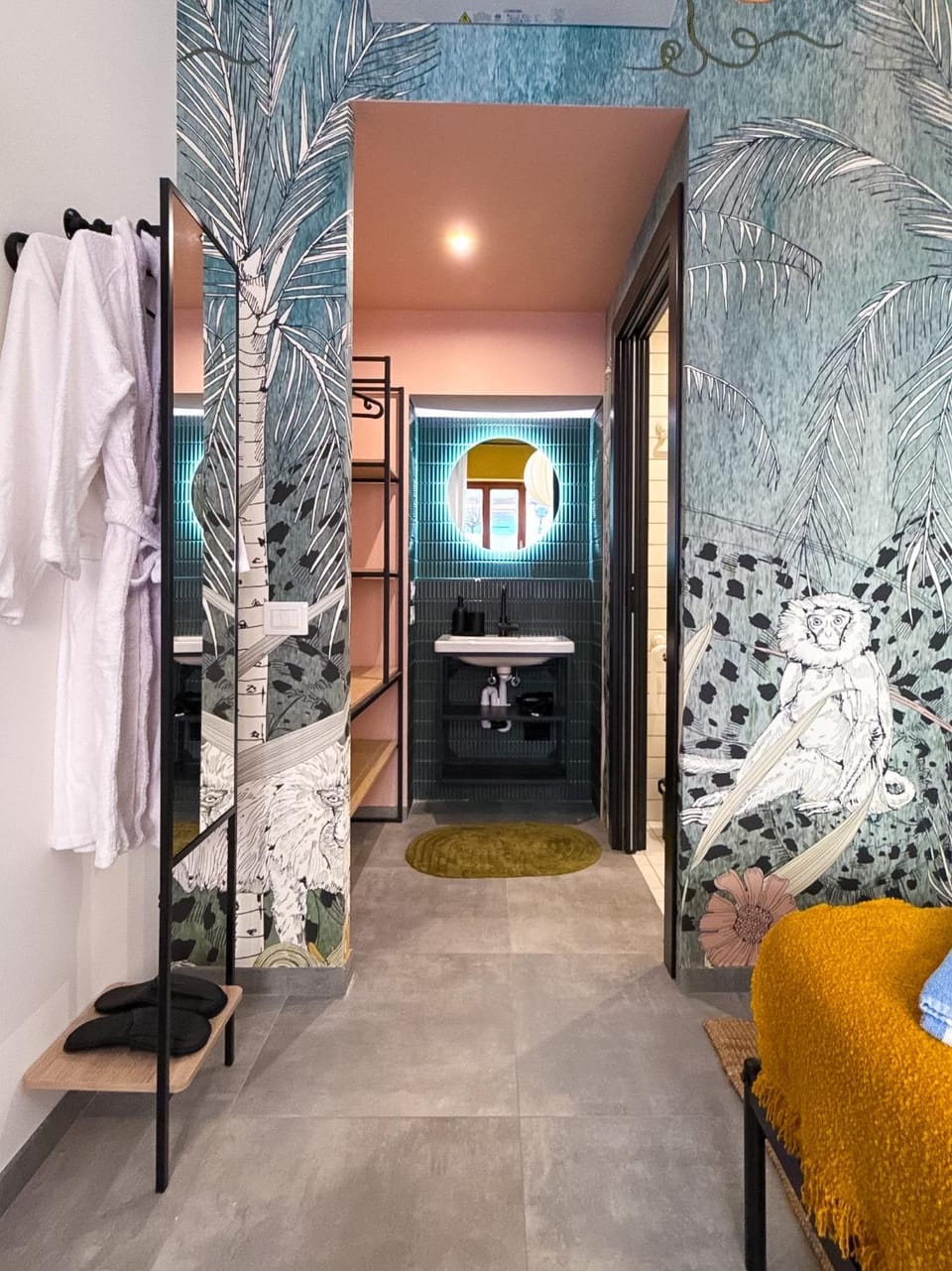 Bathroom, Bedroom, towels