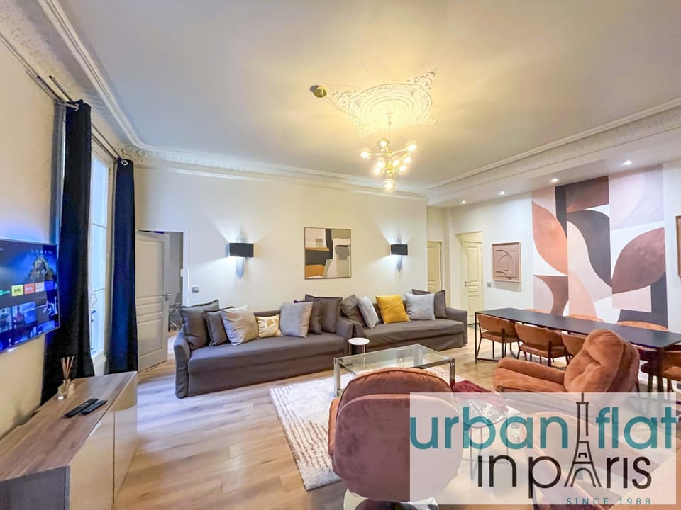 UrbanFlat 63 - Splendide Pied-a-Terre de 3 Chambres Paris Centre Apartment in Paris