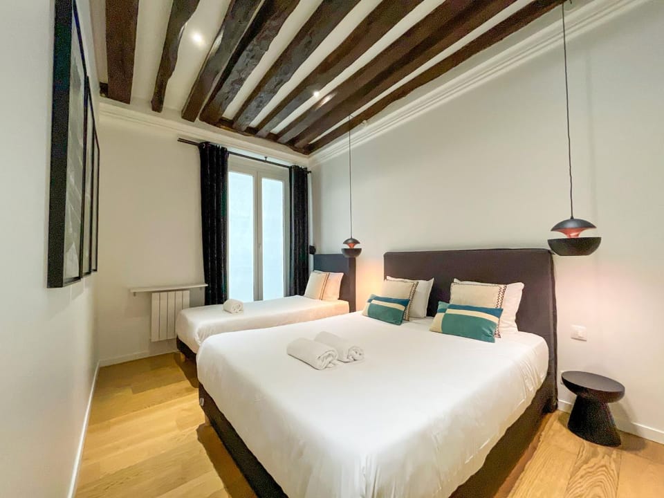 UrbanFlat 69 - Authentic & Elegant Central Paris Home Apartment in Paris