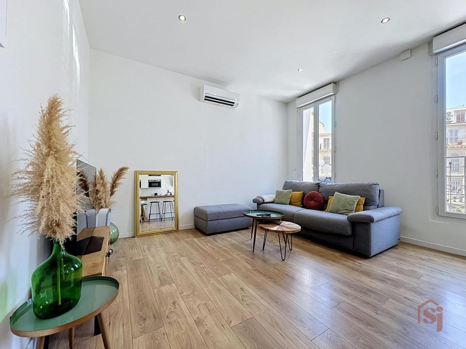 Living room, air conditioner