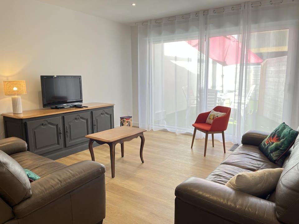 Communal lounge/ TV room, Living room