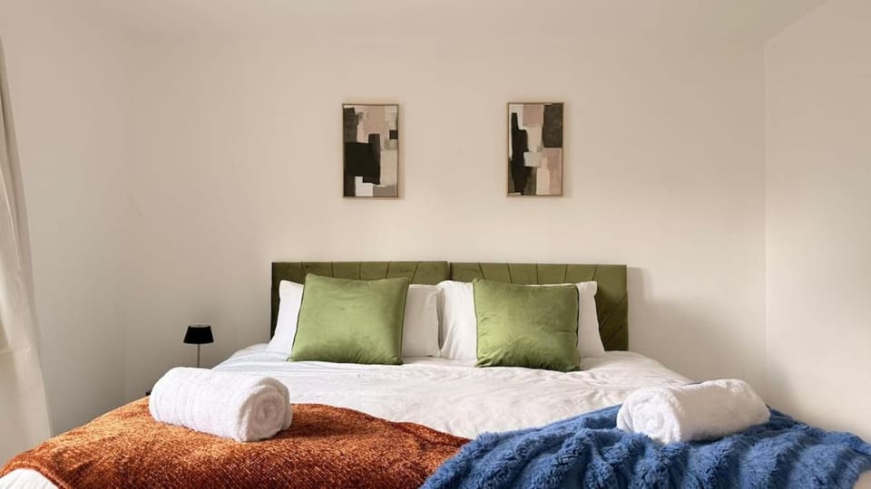 Stylish Family Home, 4-BDR & Sleeps 7 Comfortably Apartment in South Cambridgeshire District