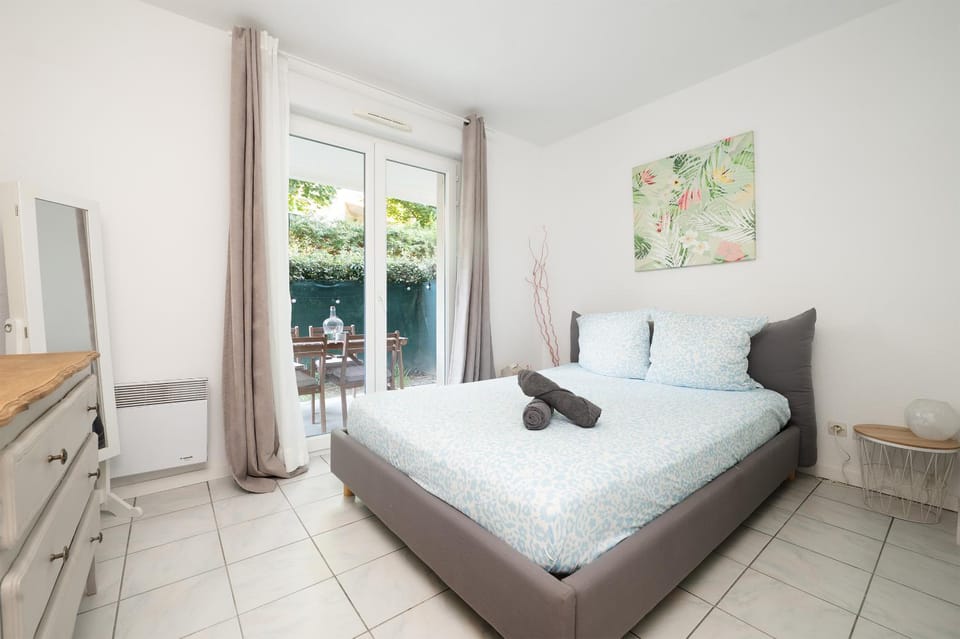 Patio, Bed, Bedroom