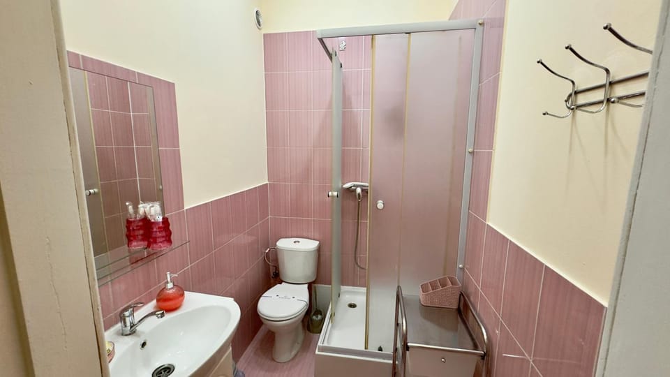 Shower, Toilet