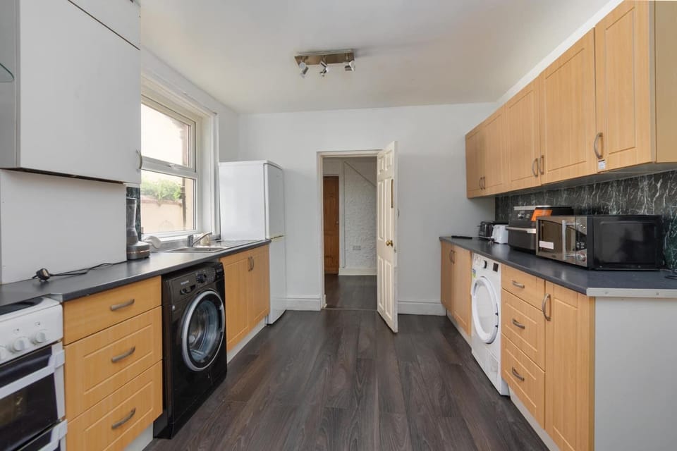 Kitchen or kitchenette, dishwasher, oven, toaster, washing machine