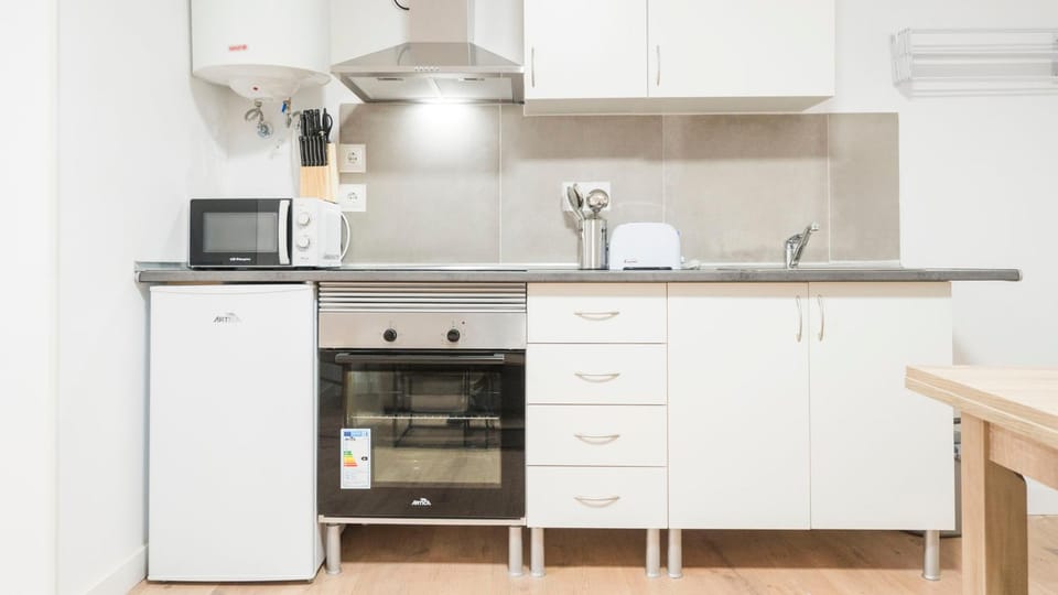 Coffee/tea facilities, Kitchen or kitchenette, microwave, oven