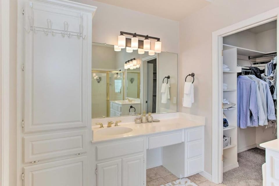 4-BR Upscale Suburban Home with Private Pool House in Plano