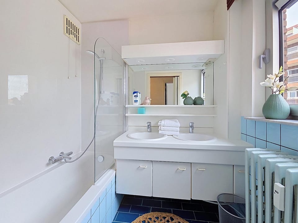Bathroom, Bath, towels