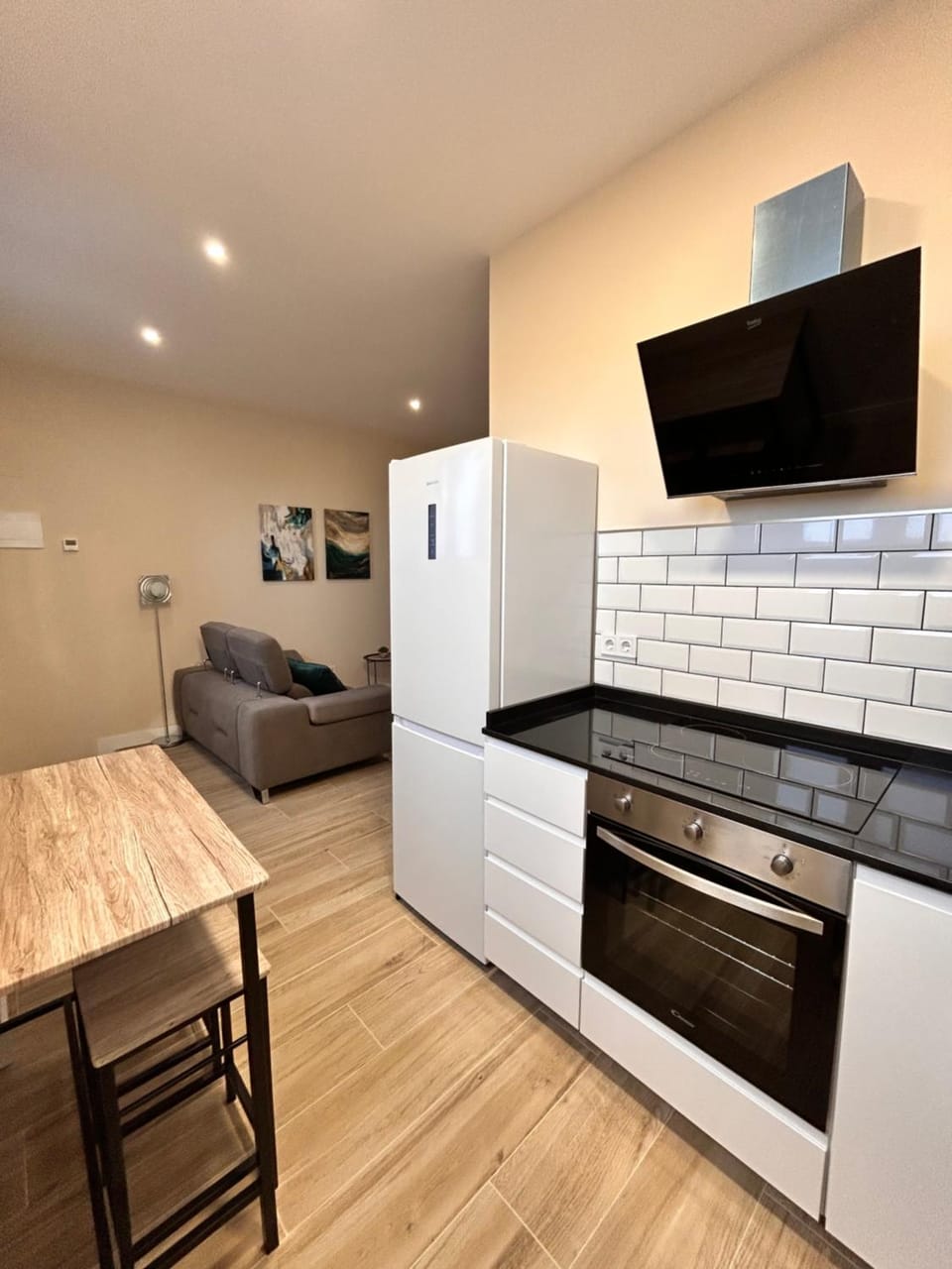 Kitchen or kitchenette, Dining area