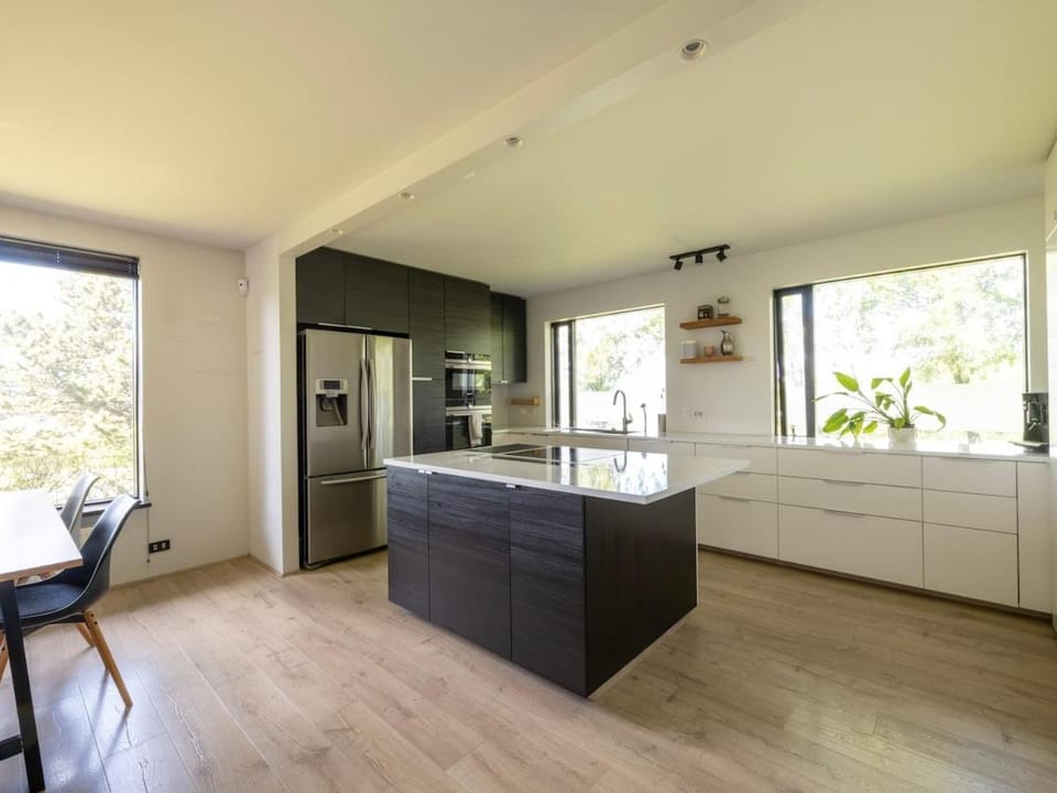 Spacious 4BR Home with Esja and Bay Views - Sleeps 8 Apartment in Kopavogur
