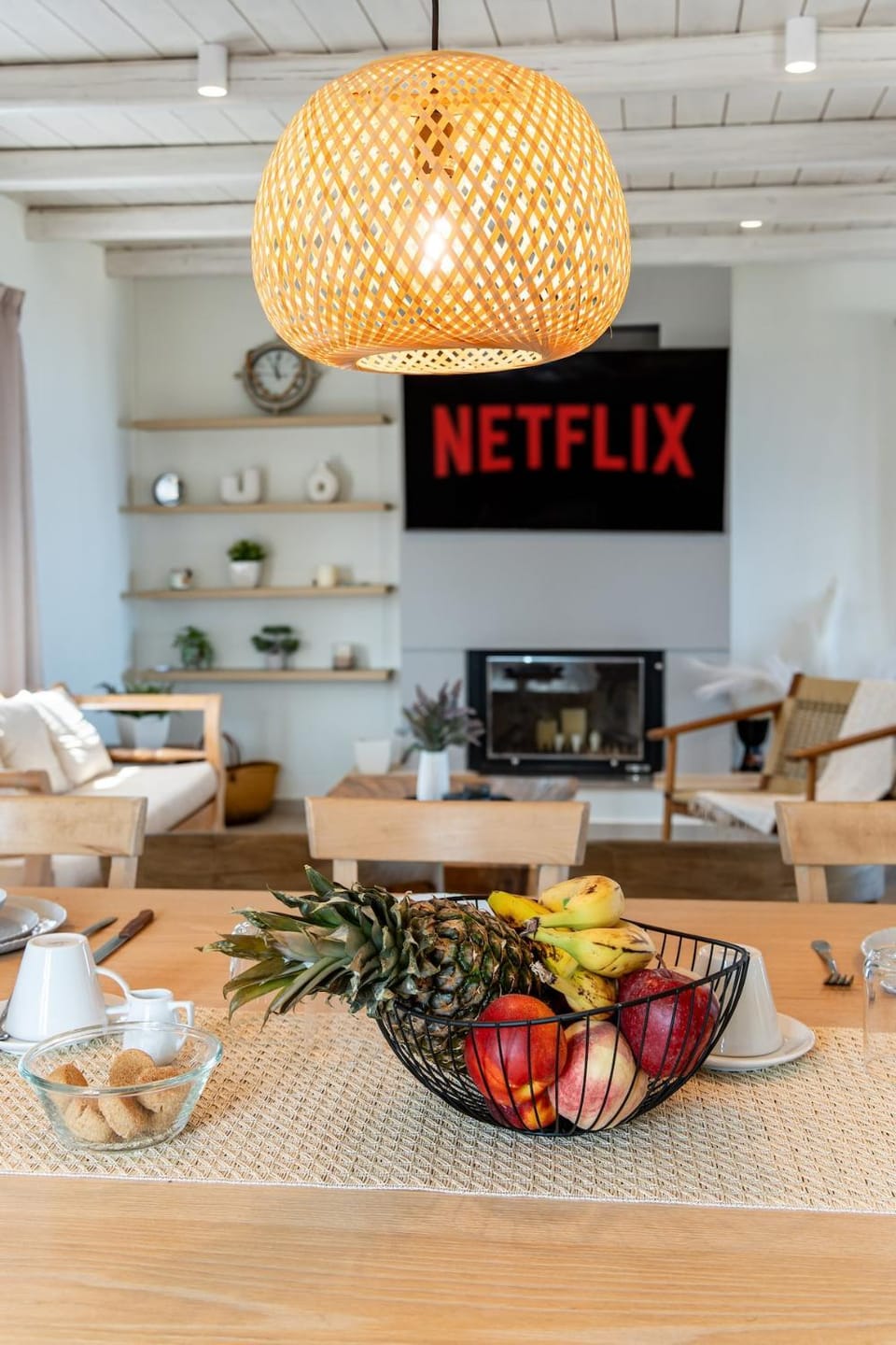 TV and multimedia, Living room, Food and drinks, Seating area, Food, Drinks, fireplace