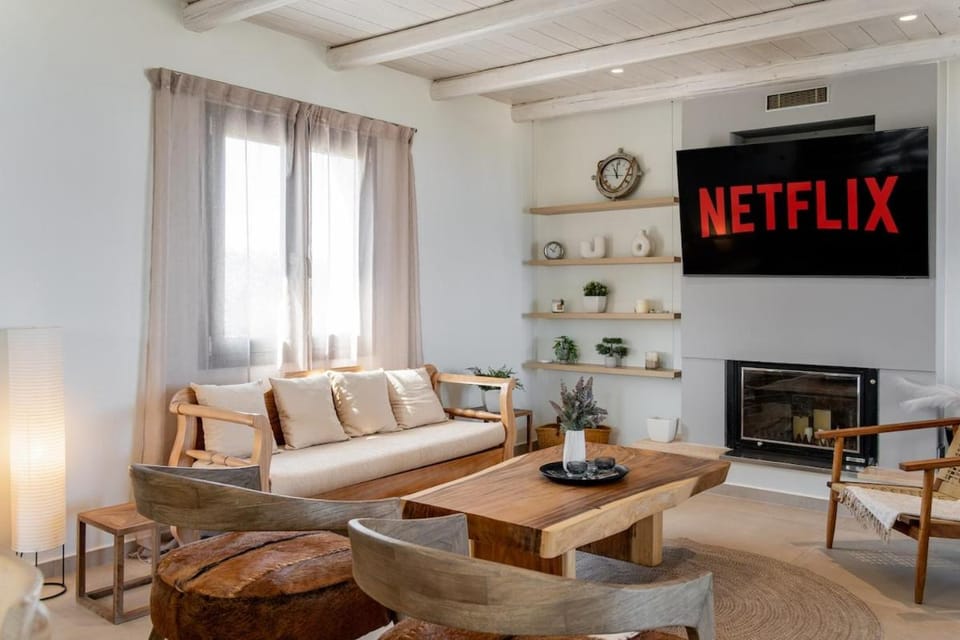 Communal lounge/ TV room, TV and multimedia, Living room, Seating area, Evening entertainment, air conditioner