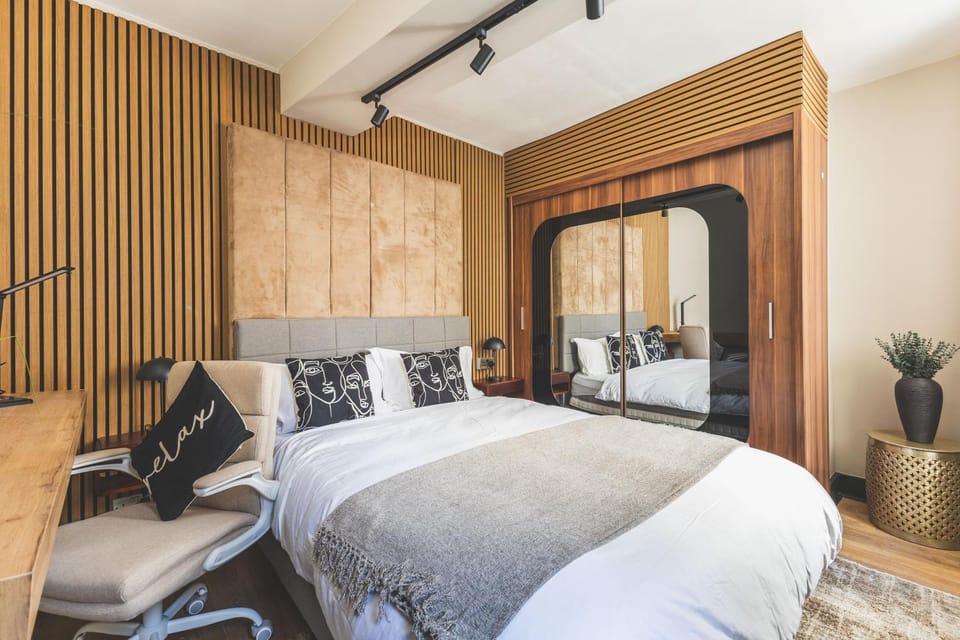 Executive 2 Bedroom Retreat with Hot Tub, Sauna & Garden Apartment in London