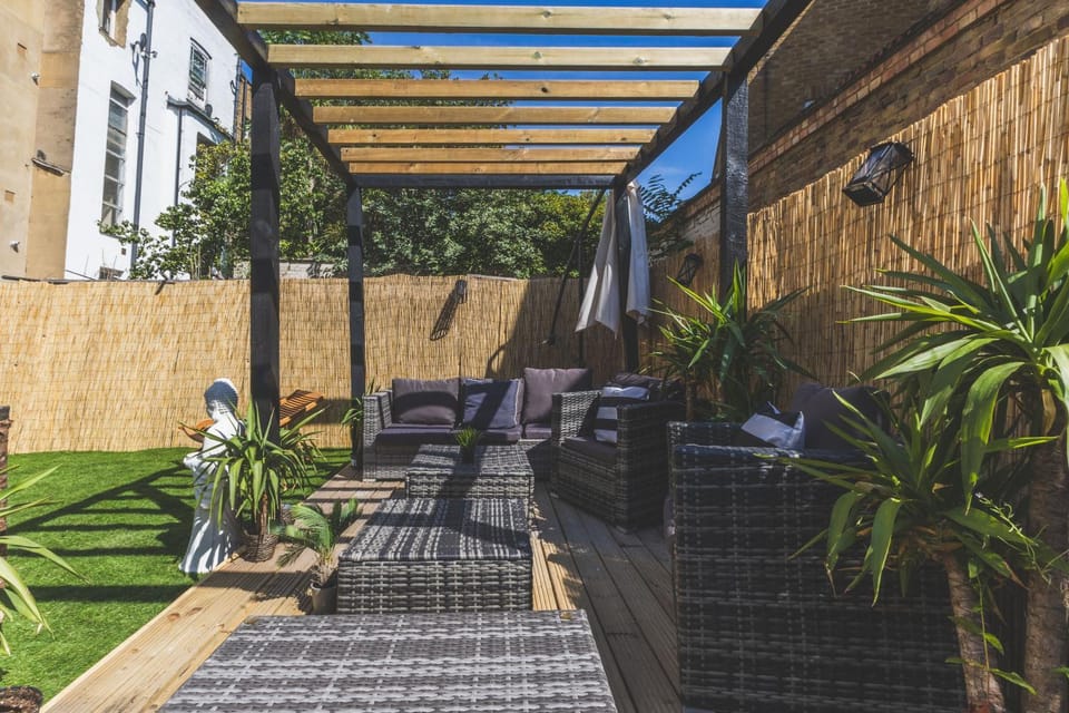 Executive 2 Bedroom Retreat with Hot Tub, Sauna & Garden Apartment in London