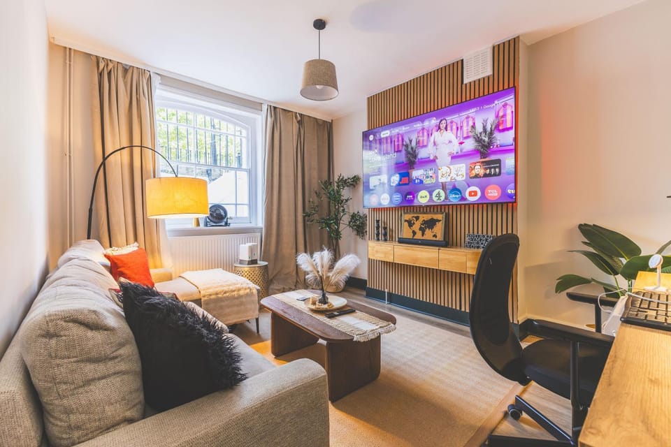 Executive 2 Bedroom Retreat with Hot Tub, Sauna & Garden Apartment in London