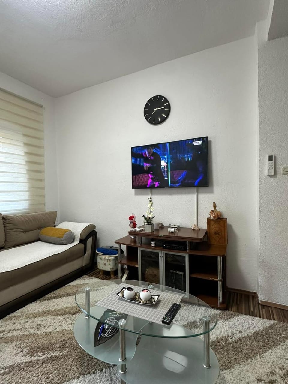 TV and multimedia, Living room, Seating area, furniture, air conditioner