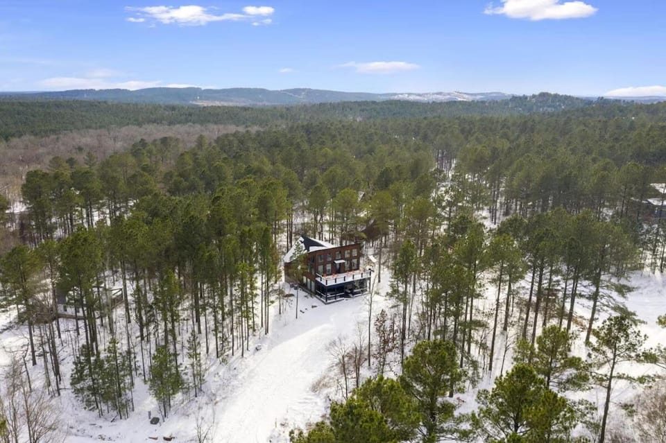 Luxury Cabin Retreat, Game room, Views, Hot tub Cabin in Oklahoma