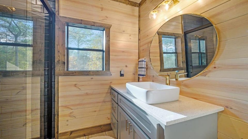 Luxury Cabin Retreat, Game room, Views, Hot tub Cabin in Oklahoma