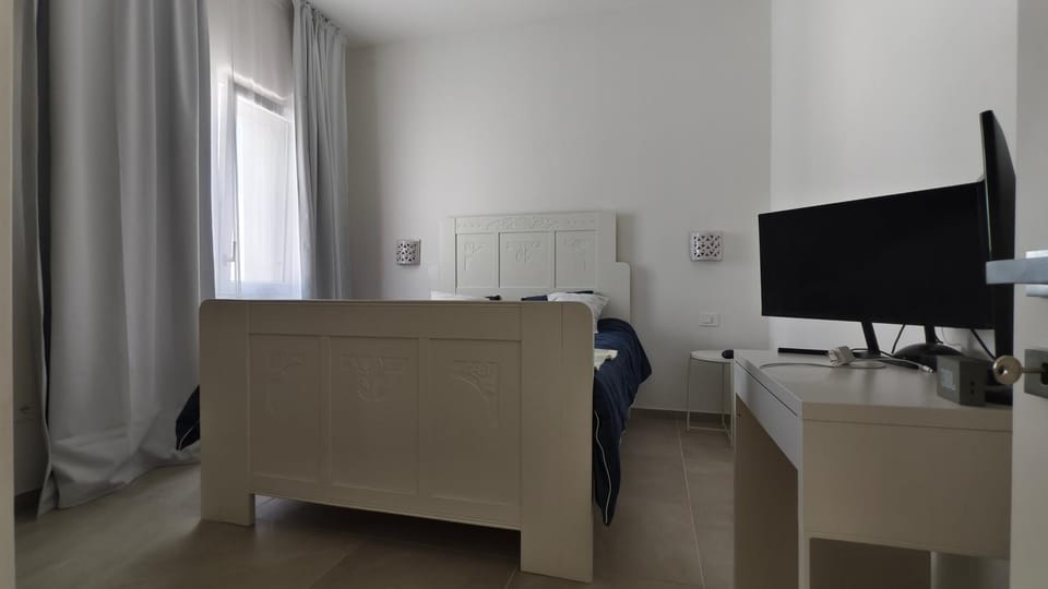 Bed, TV and multimedia, Photo of the whole room, Bedroom