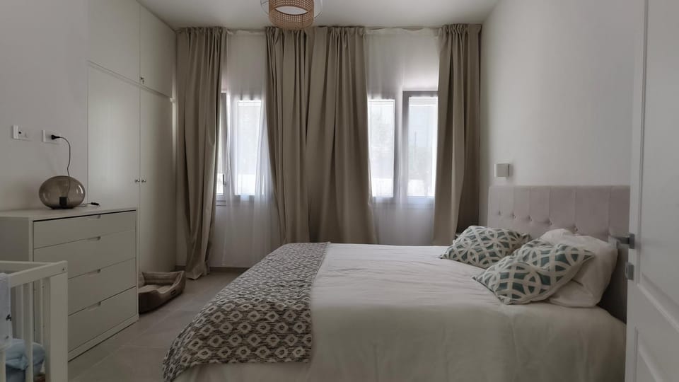 Photo of the whole room, Bedroom, wardrobe