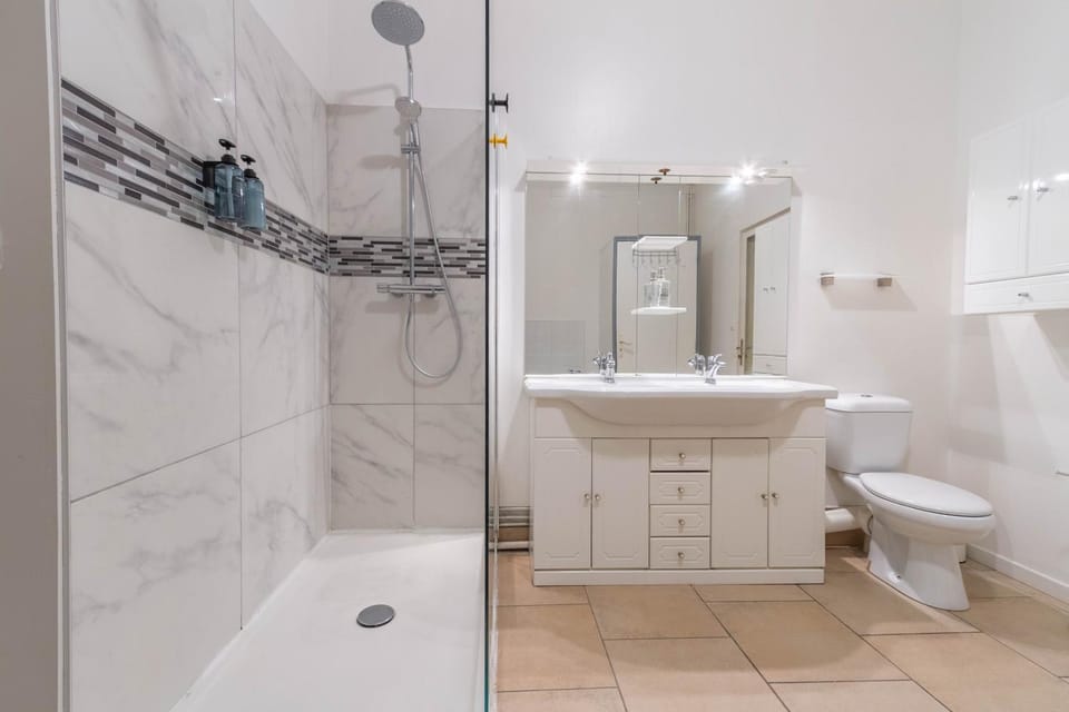Shower, Toilet, Bathroom, towels