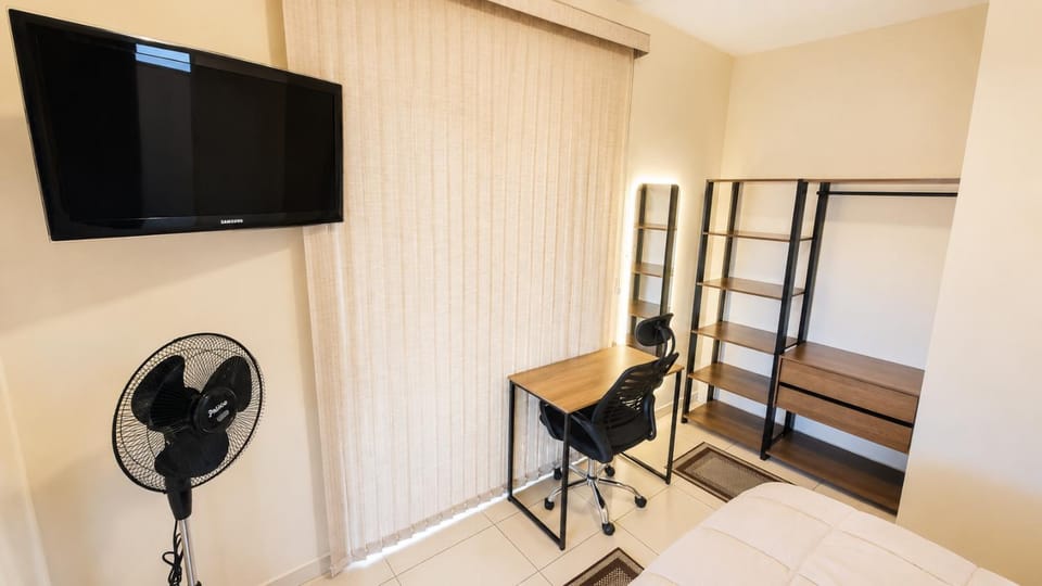 TV and multimedia, Photo of the whole room, Bedroom