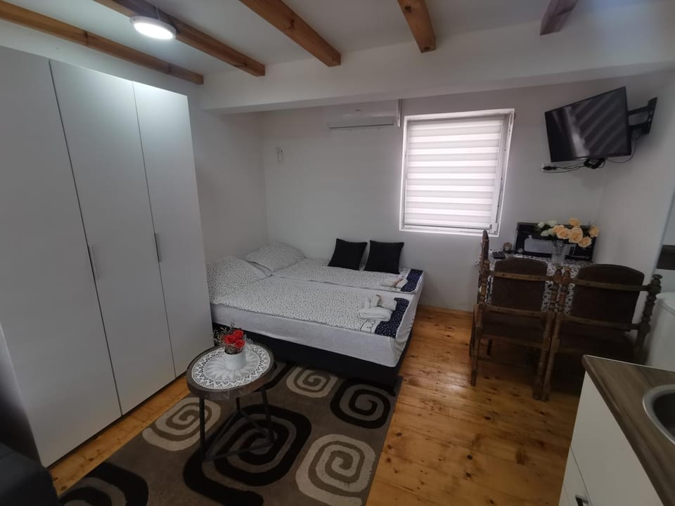 Bed, TV and multimedia, Photo of the whole room, Seating area, Bedroom, wardrobe