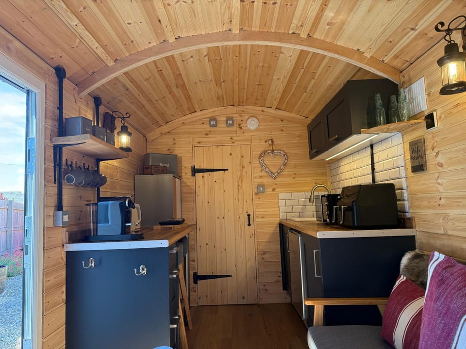 New Chic Shepherds Hut in Bourton on the Water Campground/ 
RV Resort in Bourton-on-the-Water