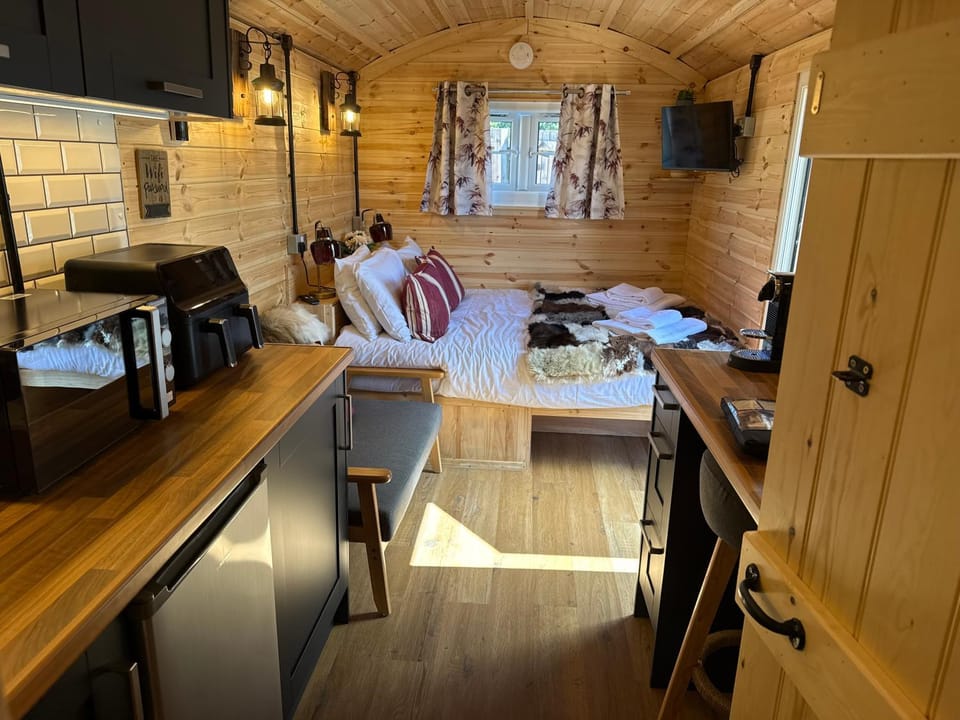 New Chic Shepherds Hut in Bourton on the Water Campground/ 
RV Resort in Bourton-on-the-Water