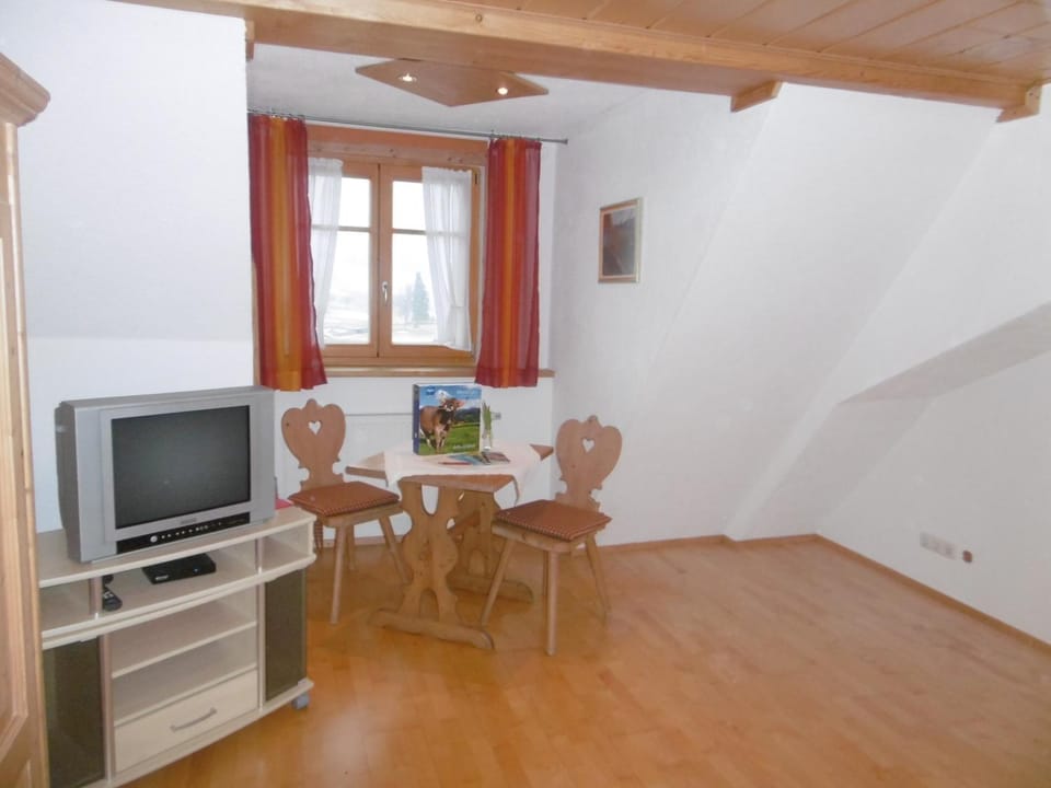 TV and multimedia, Seating area, Dining area
