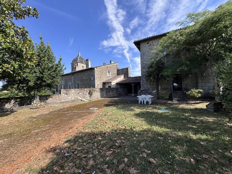 La Tour de Brigueuil, historique et atypique House in Nouvelle-Aquitaine