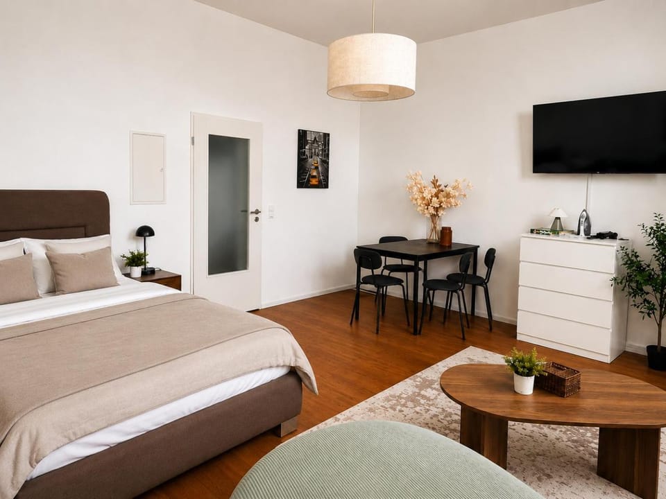 Communal lounge/ TV room, Bed, TV and multimedia, Living room, Photo of the whole room, Seating area, Evening entertainment, Bedroom